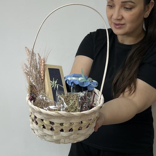 Чайный набор с вареньем черничным, чаем и декором в плетеной корзине