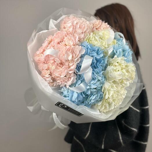 Монобукет из гортензий с декоративными лентами