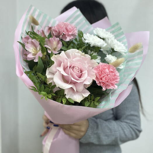 Авторский букет с французской розой, диантусами, альстромерией и сухоцветами