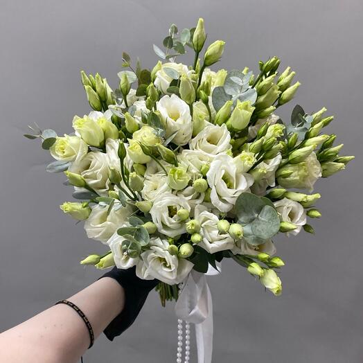 Букет невесты из белых эустом и эвкалипта