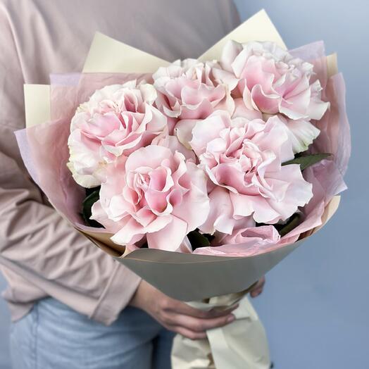 Нежный букет из розовых французских роз в матовой упаковке