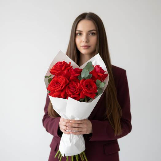 7 алых роз с эвкалиптом