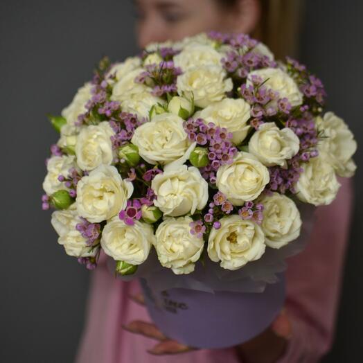 Коробка с белыми кустовыми розами и хамелациумом