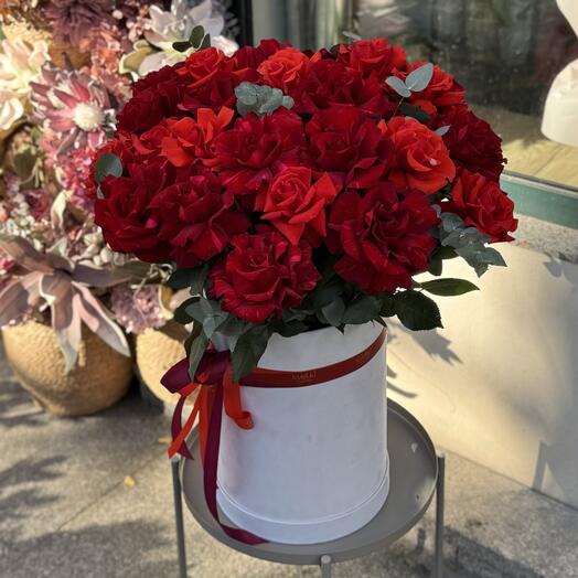 Uma caixa de rosas vermelhas francesas