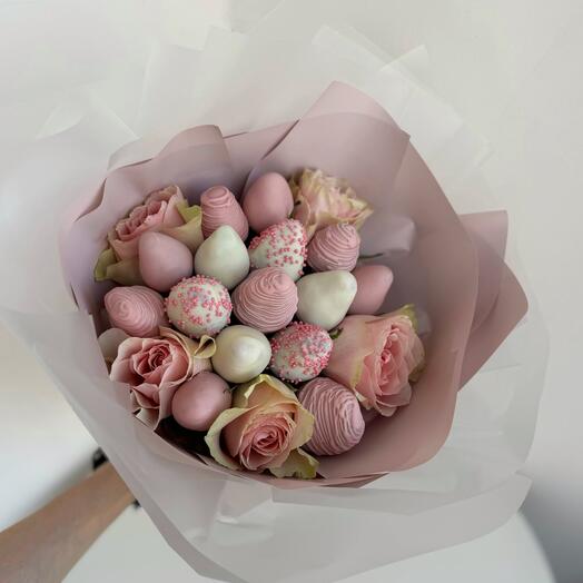 Букет из цветов и клубники в шоколаде для мамы