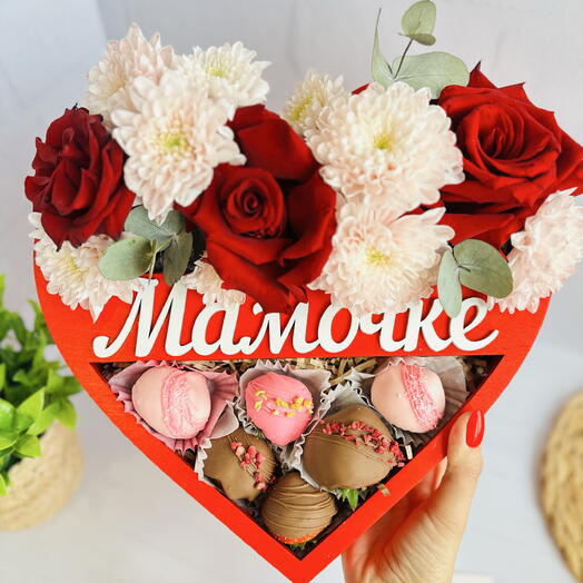 Set for mom / mommy, flowers and chocolate-covered strawberries