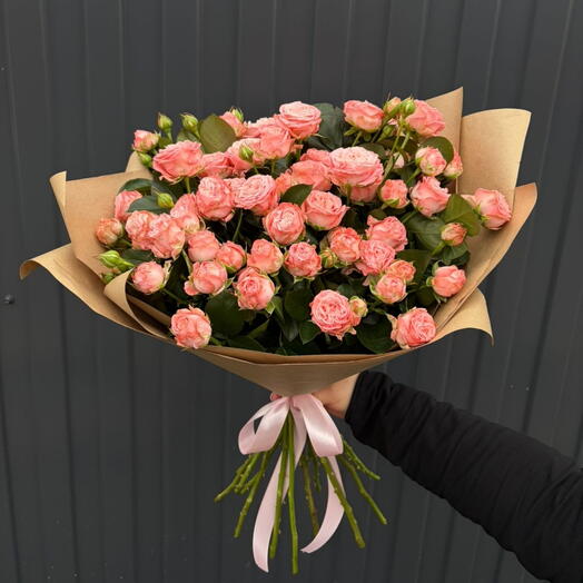 Букет из 15 кустовых роз в крафте