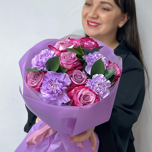 Букет из фиолетово-лавандовых роз кружевных диантусов "Щербет Purple"