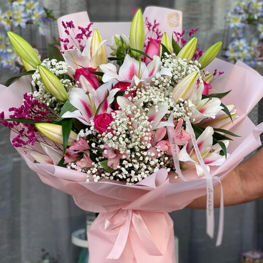 Ramo de lirios rosas con un toque festivo