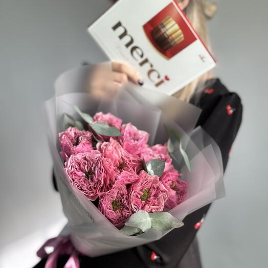 Пионовидные розы Regent s Park и конфеты merci