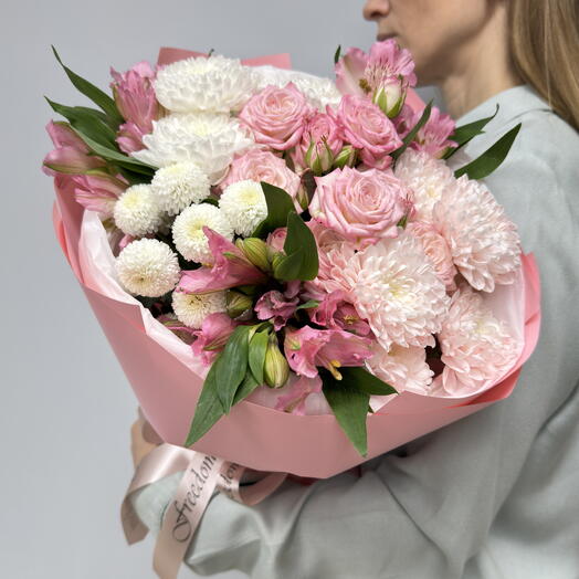 Букет с розовой хризантемой и кустовой розой "Фламинго", размер S