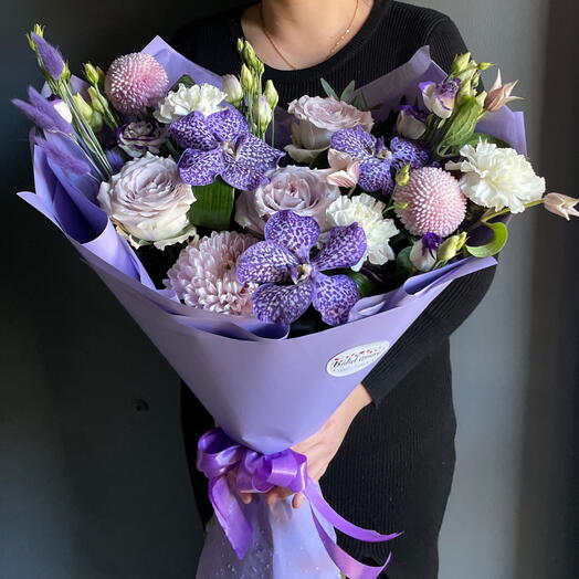 Букет с экзотической орхидеей, нежными розами и эустомой