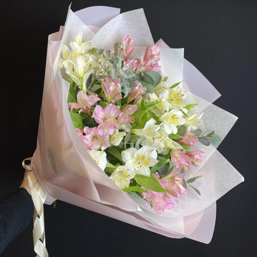 Воздушный букет из 9 альстромерий в матовой упаковке