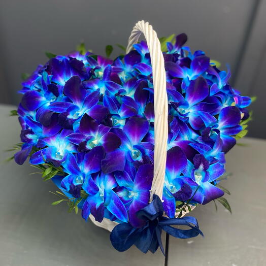 Корзина из 35 орхидей космос