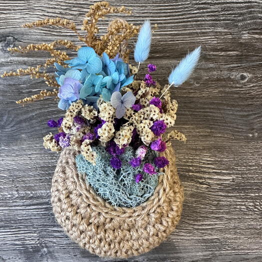 Изысканная композиция из сухоцветов в подвесном кашпо из джута