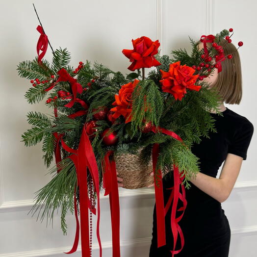 Роскошная новогодняя композиция с французскими розами, декоративными игрушками и хвойными ветками