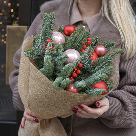 Авторский букет «Зимняя История» из датской пихты и новогоднего декора на Новый год