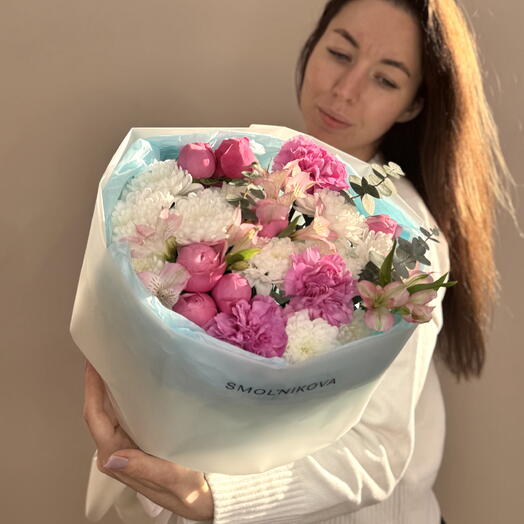 Букет с кустовыми розами пионовидными, диантусами, хризантемой 🌸 «моя королева»