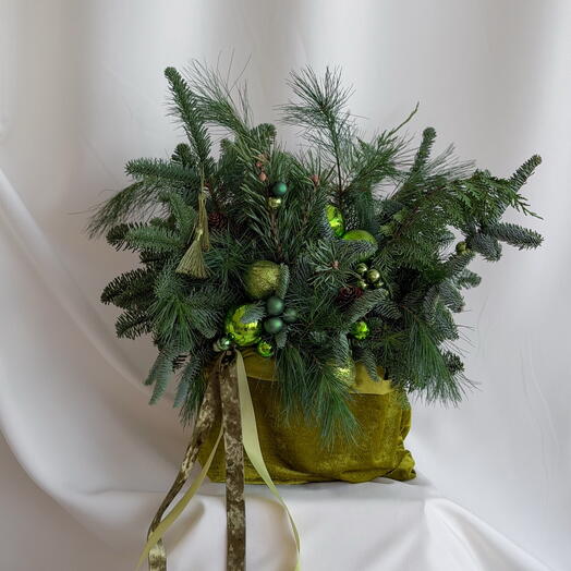 Новогодняя композиция из еловых веток в бархатном мешке в зеленых тонах