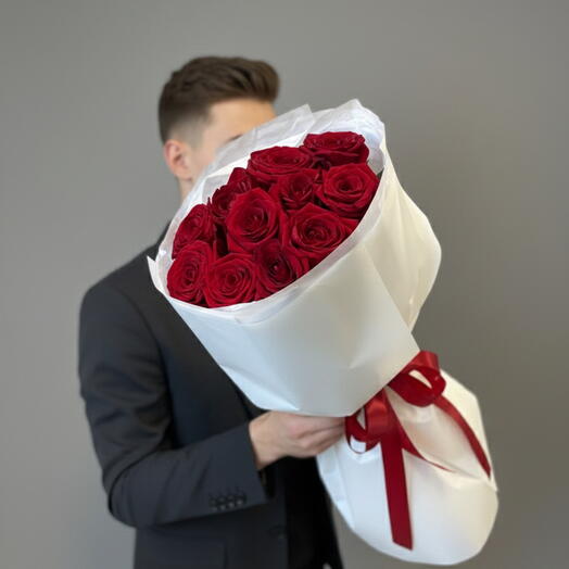 Букет из 11 красных роз в стильном оформлении