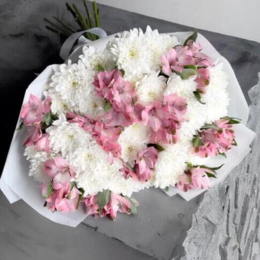 Нежный букет кустовая хризантема и альстромерия