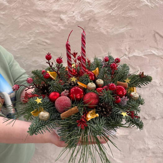 Новогодняя композиция всо свечами в красной гамме