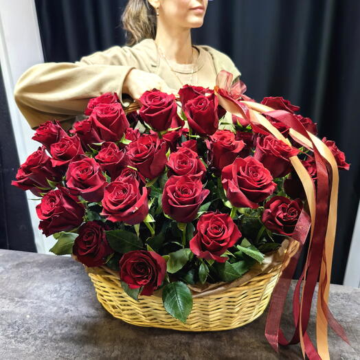 55 красных роз в корзине (код 453)