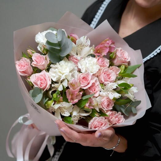 Нежный букет 🌸 с кустовой розой и альстромерий