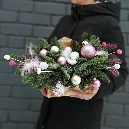 Новогодняя композиция в деревянном ящике