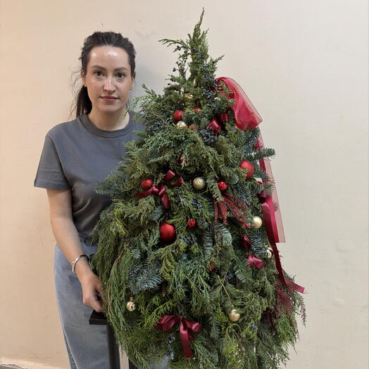 Елка из живых ароматных ветвей лучшей хвои