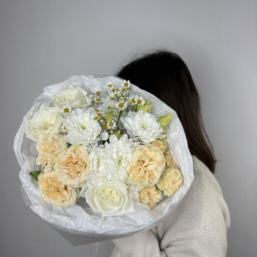 Букет с пионовидной розой и ромашкой