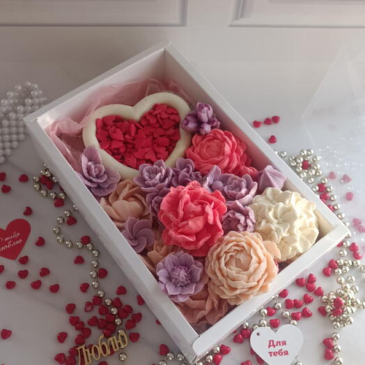 Набор Любимая из муссового тортика и гибких шоколадных цветов