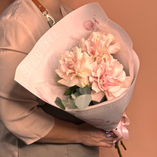 3 нежные французские розы с веткой эвкалипта, в авторской листовой упаковке