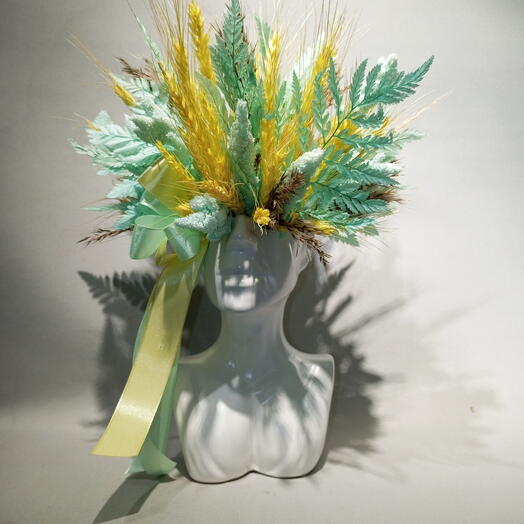 Статуэтка с сухоцветами