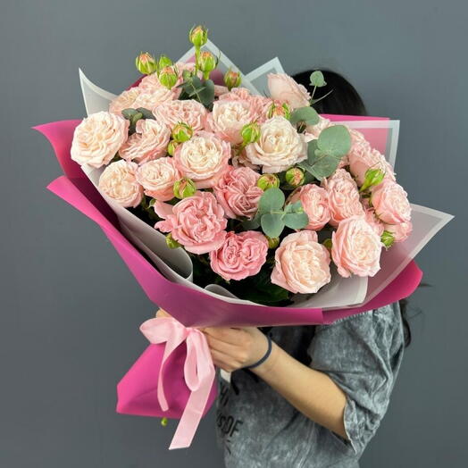 11 кустовых пион роз с эвкалиптом