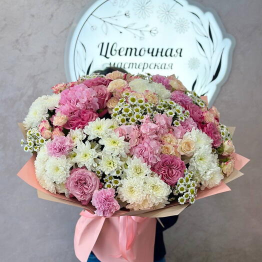 Букет с розовой гортензией, кустовыми розами , хризантемой белой