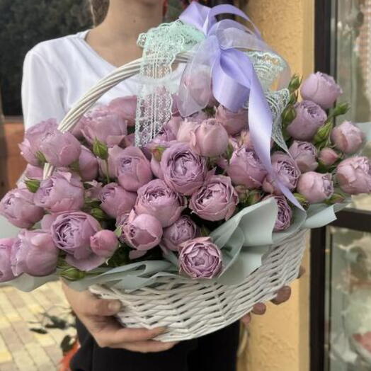 Корзина с кустовыми пионовидными розами
