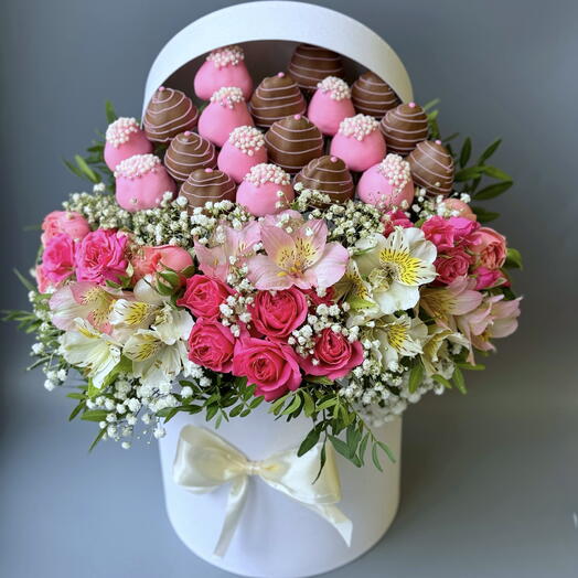 Букет в шляпной коробке L из клубники в бельгийском шоколаде 19 ягод 14 февраля