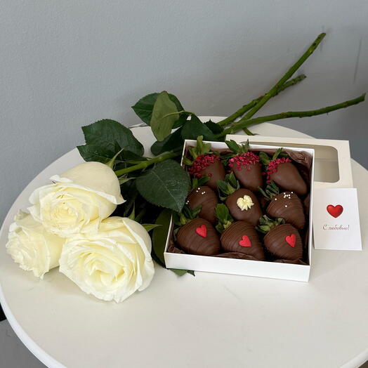 Клубника в шоколаде с белыми розами