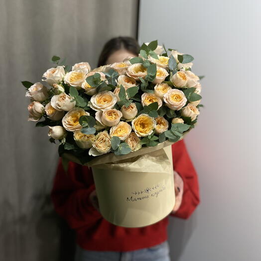 Кустовые розы в коробке