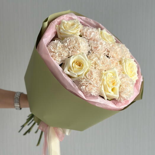 Букет из роз Кендллайт и диантусов брют