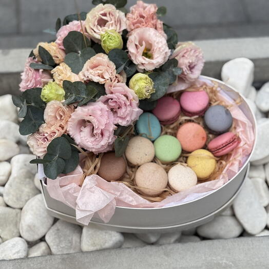 Цветы в коробке с макарунсами