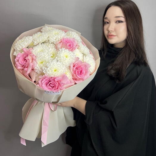 Пышный букет из хризантем и вывернутых роз