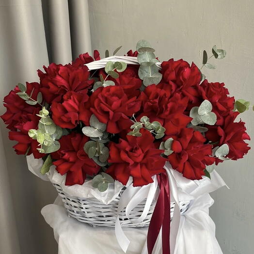 25 бордовых французских роз в корзине