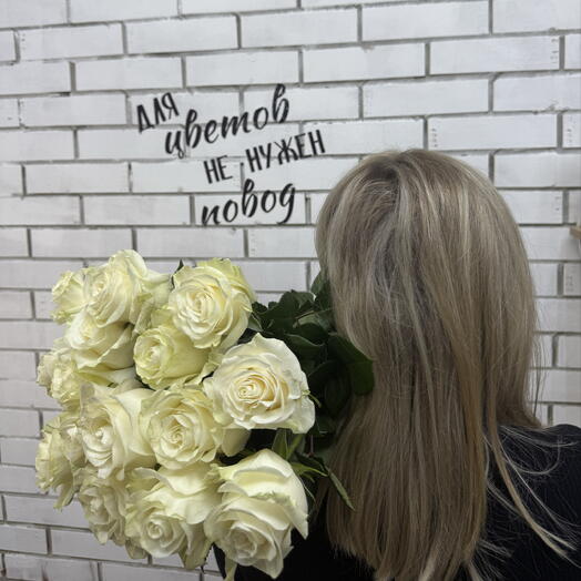15 белых роз