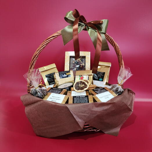 Подарочная чайно-кофейная корзина для мужчины на 23 февраля