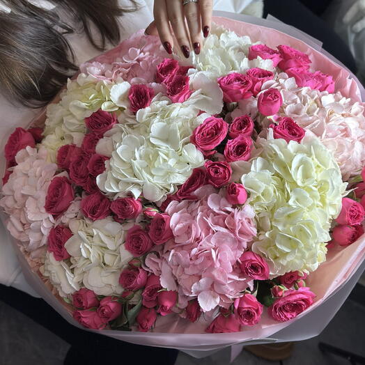 Букет гортензий и кустовых роз