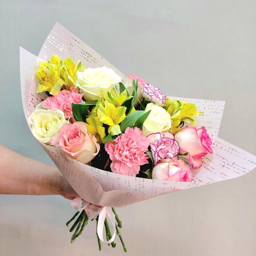 Розовые розы, альстромерии и диантусы