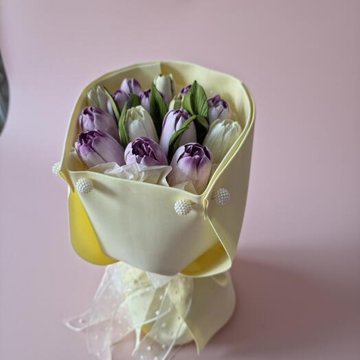 Букет тюльпанов в упаковке из фоамирана цвета ваниль,15 цветов