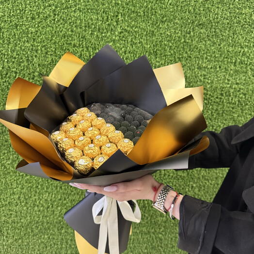 Сладкий букет из Ферреро (Ferrero) и мармеладных ягод в хрустящей посыпке